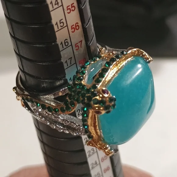 Elegant Turquoise Stone and Gold-Plated Gecko Ring Size 9 - Picture 7 of 8